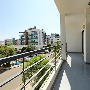 C24 - Sandy Way 3 Bed In Apartment *