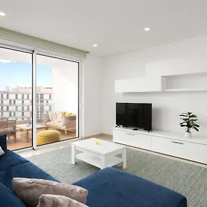 Bright Modern Seaside Apartment *
